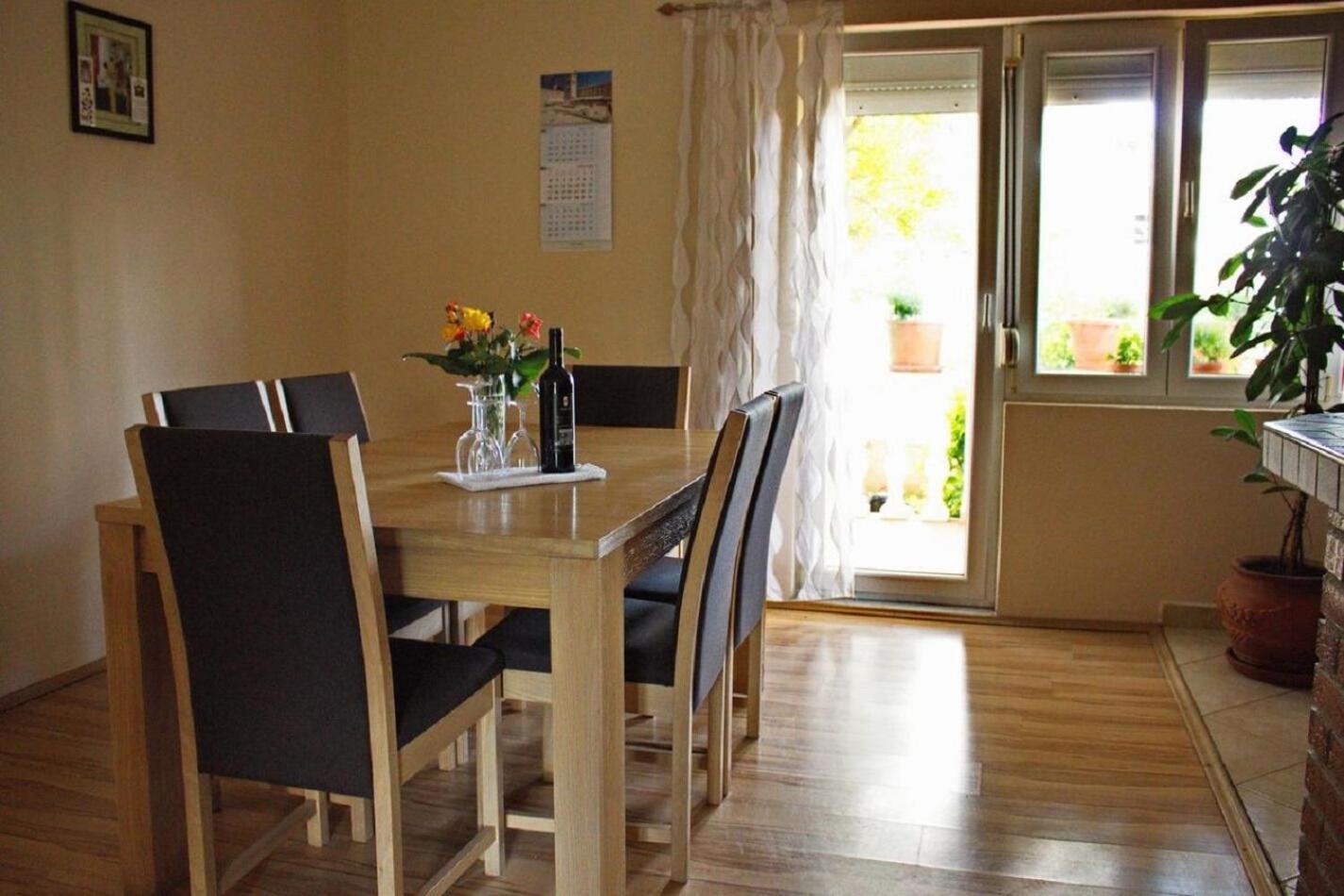 Apartment Dita Nin Exteriör bild
